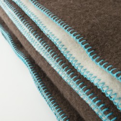 Couverture laine ultra chaude marron point cheval bleu détail de finition